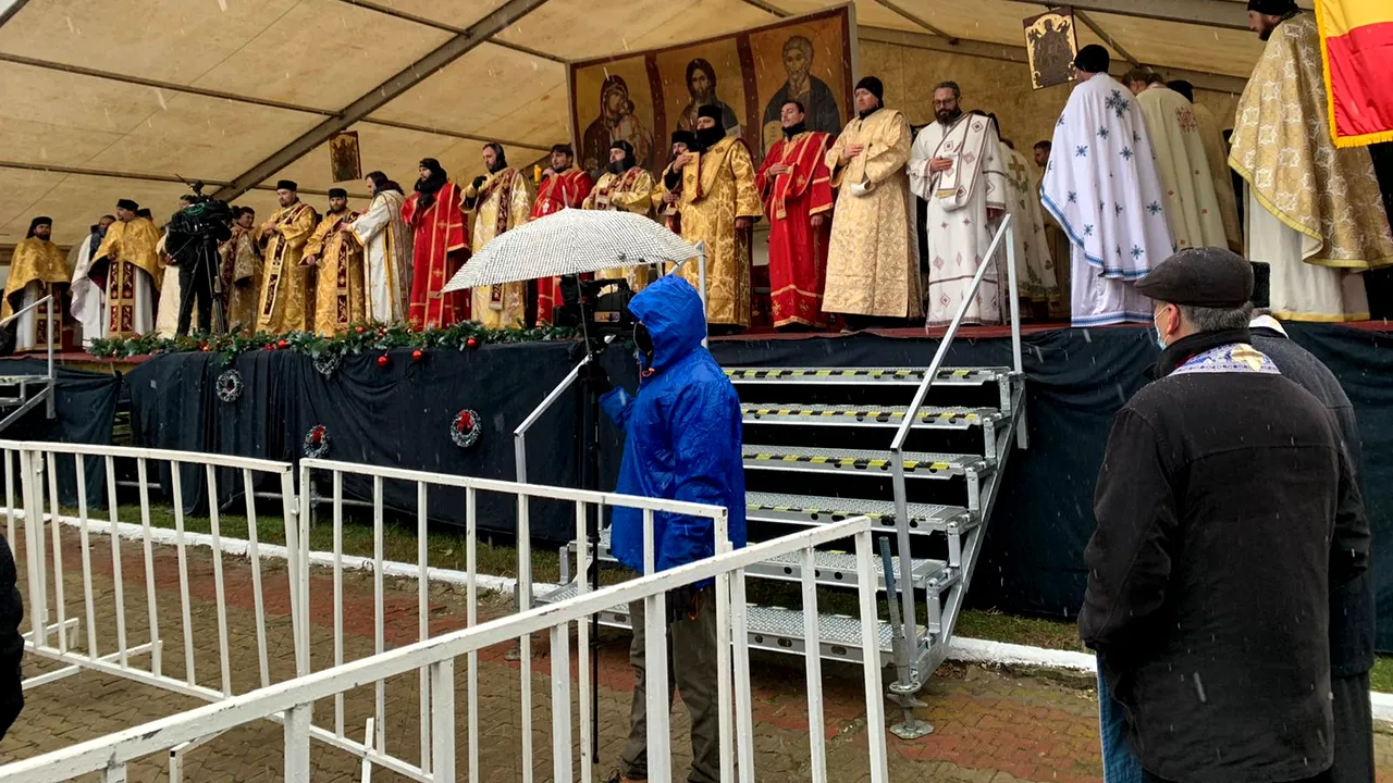 Încălcări ale regulilor anti-Covid la ceremonia de la Peştera Sfântului Apostol Andrei: Preoţii nu poartă măşti de protecţie şi nu respectă regulile de distanţare fizică