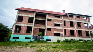 REPORTAJ - Sibiu: Milioane de lei blocaţi în şcoli neterminate. Copiii învaţă înghesuiţi în clădiri vechi - FOTO