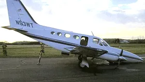 O femeie în vârstă de 80 de ani a aterizat cu un avion, după ce pilotului i s-a făcut rău - VIDEO