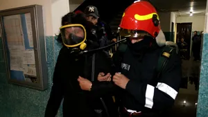 Incendiu de amploare într-un apartament dintr-un bloc din Capitală. 50 de oameni, dintre care 10 copii, au fost evacuaţi - FOTO