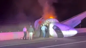 Un avion privat s-a prăbușit pe o autostradă din Texas. Șoferii au coborât din mașini și au încercat să salveze pasagerii din flăcări