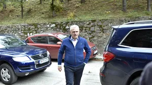 Dragnea, întâmpinat cu huiduieli de câţiva protestatari, la sosirea la CExN al PSD, care i-au cerut demisia. Reacţia Ecaterinei Andronescu / Pop: Dragnea este astăzi suficient de puternic pentru a conduce PSD