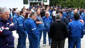 Angajaţii de la Divizia Petrochimică Bradu au blocat intrarea în unitate a autovehiculelor