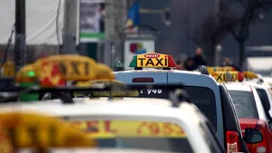 Taximetriştii vor protesta la Bucureşti şi Bruxelles faţă de neprelungirea autorizaţiilor