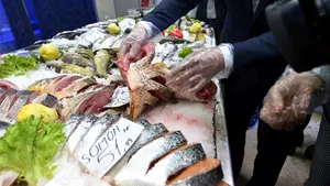 Protecţia Consumatorilor vrea să închidă temporar zonele alimentare din 4 hipermarketuri bucureştene. Răspunsul lanţului de hipermarketuri