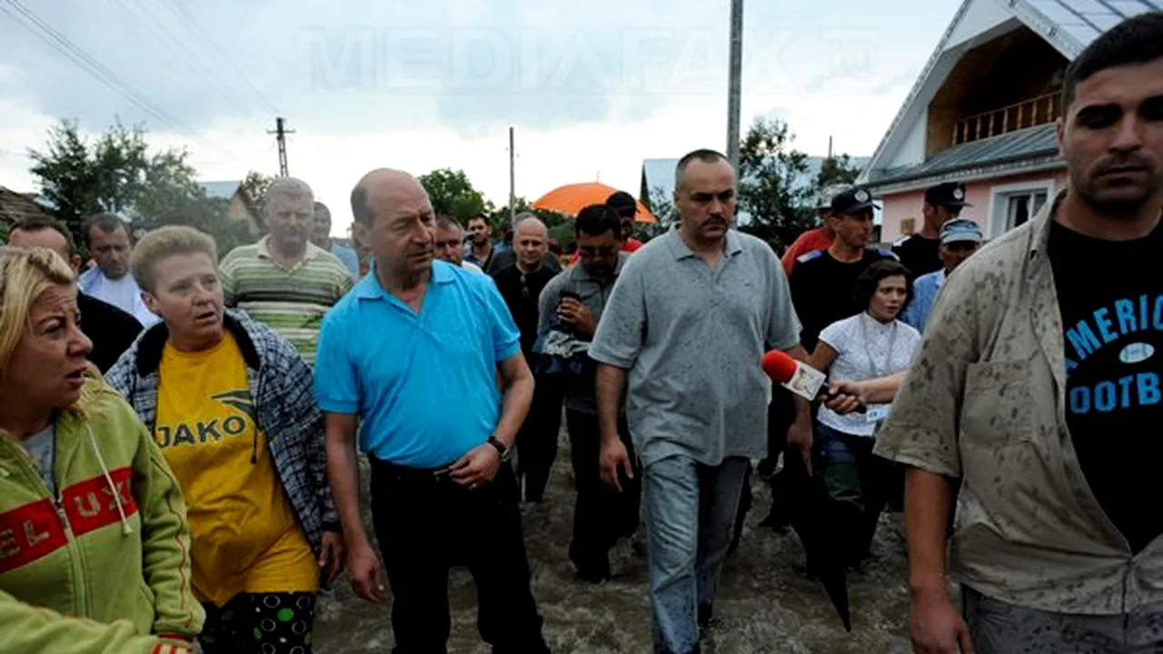 Preşedintele Băsescu, aşteptat din nou la Dorneşti, unde se construieşte un pod de pontoane