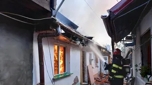 FOTO Incendiu la un grup de locuinţe, în judeţul Braşov