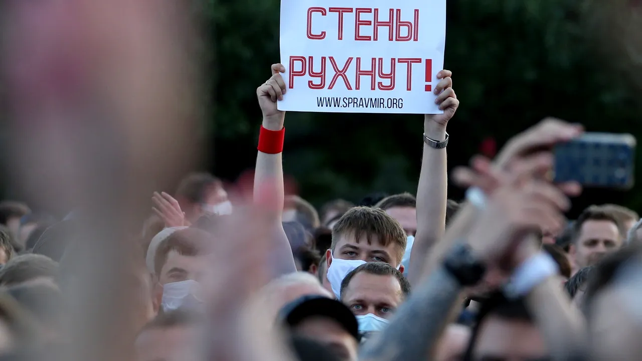 Cel mai mare protest din ultimul deceniu în Belarus. Zeci de mii de susţinători ai opoziţiei au ieşit pe străzi