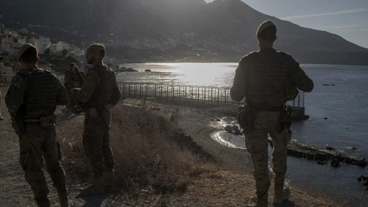 Militari spanioli surprinși într-o filmare în timp ce lovesc peste față un migrant aparent minor în Ceuta