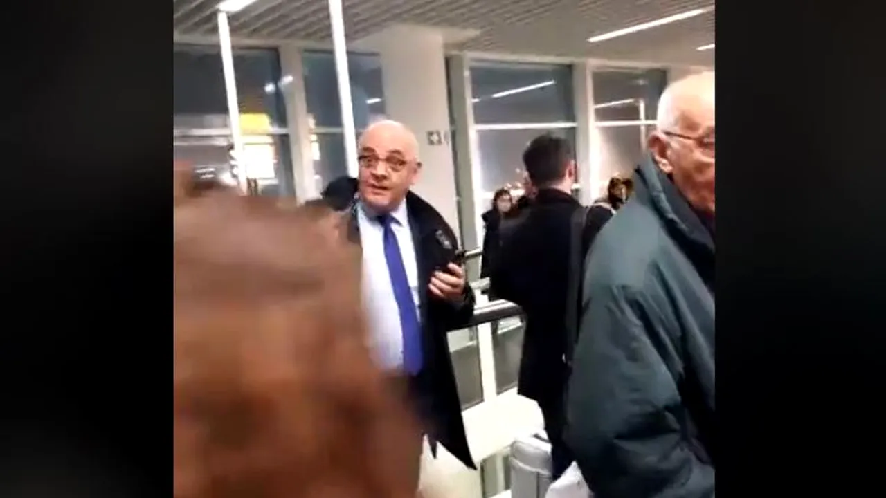 Protestatarul „Ceauşescu”, incident în aeroport cu Raed Arafat: „Colectivul, domnul Arafat” / Cum a reacţionat şeful DSU. VIDEO