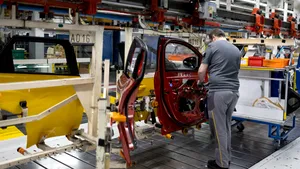 China își extinde influența asupra industriei auto europene. Oficialii UE avertizează asupra „provocării deceniului”
