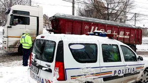 Patru drumuri judeţene din Vaslui, închise circulaţiei din cauza viscolului