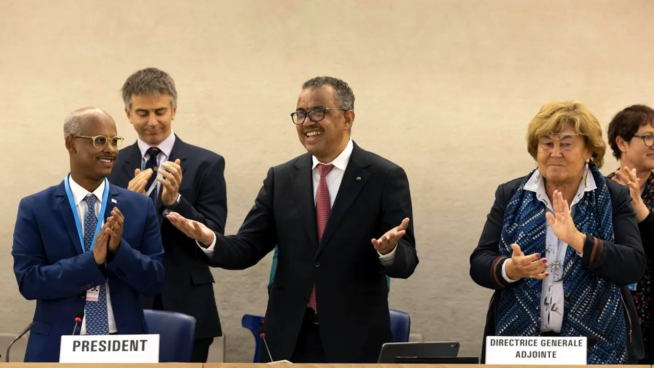 Tedros Adhanom Ghebreyesus a fost reales în funcţia de director general al OMS. În lacrimi, Tedros s-a descris ca fiind 