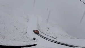Circulația pe Transfăgărășan a fost închisă temporar din cauza ninsorii și a ceții. Anunțul CNAIR
