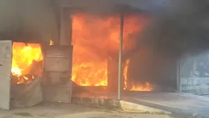 INCENDIUL din Galaţi, de la o hală de producţie a hârtiei şi maselor plastice, nu a fost încă stins/ Poliţiştii au deschis dosar penal