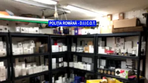 Peste 5.500 de parfumuri contrafăcute, confiscate. DIICOT a destructurat o reţea care a vândut online parfumuri false în valoare de 4.000.000 de lei