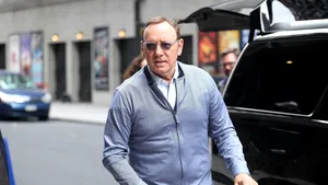 Kevin Spacey, surprins cântând 