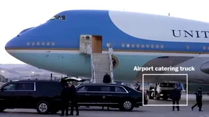 Trump ar fi fost ascuns într-un cărucior de catering pentru a urca într-un avion secret, după o amenințare din partea Iranului