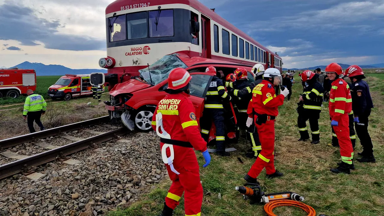 Accident între o locomotivă şi o maşină în Teleorman. O fată de 15 ani a murit