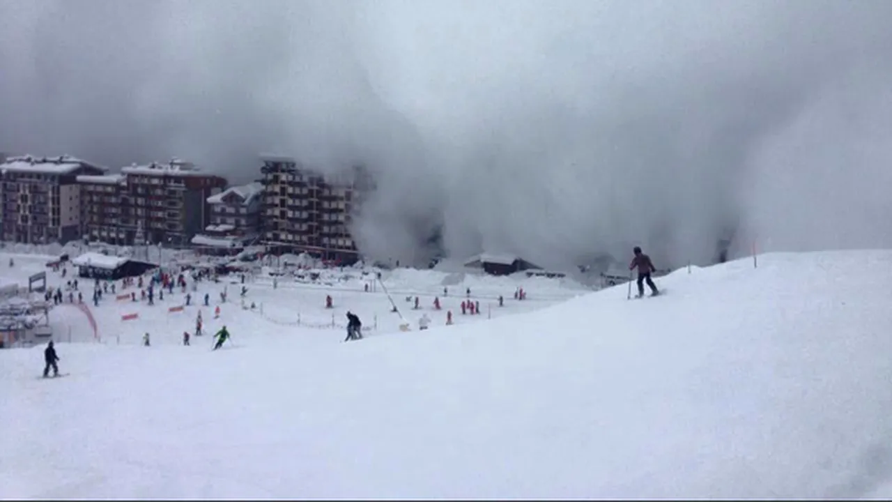 AVALANŞĂ masivă, surprinsă de camere de luat vederi, într-o staţiune montană din Italia - FOTO, VIDEO