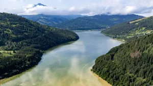 Lacul Izvorul Muntelui–Bicaz, sufocat de deșeuri în urma inundațiilor. S-a instituit starea de alertă