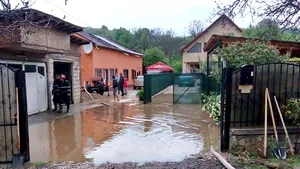 Guvernul a alocat fonduri pentru refacerea infrastructurii afectate de inundaţii