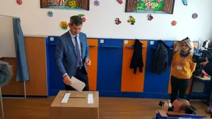 Dan Barna a votat la o secţie amenajată în oraşul Sibiu: „Aici e puterea cetăţenilor” - FOTO, VIDEO