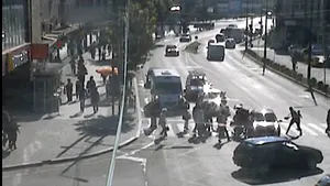 ACCIDENT GRAV în Râmnicu Vâlcea: Trei persoane spulberate pe trecerea de pietoni de un şofer beat. IMAGINI surprinse de camerele video. Şoferul a fost arestat