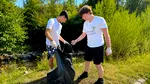 „Nu ne e frică să ne murdărim”. Copiii din Uricani au curățat albia unui pârâu de resturi „uitate” de adulți. Azbest, vată bazaltică și anvelope, găsite în apă