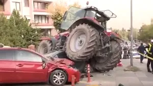 Incident de securitate în apropierea ambasadei Israelului din Turcia. Un bărbat a distrus cu TRACTORUL mai multe vehicule | VIDEO