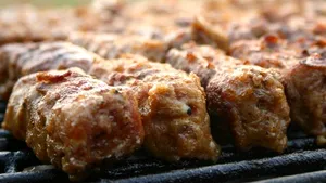 Concluziile ANSVSA privind prezenţa cărnii de cal în mici şi conţinutul de antibiotic din pieptul de curcan