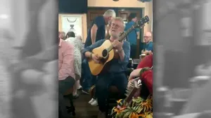 Ultimele imagini cu Glen Hansard înainte de accidentul mortal. Cânta într-un pub, locul în care se simțea cel mai bine
