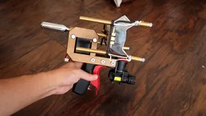 Un american a construit arma care trage cu măşti