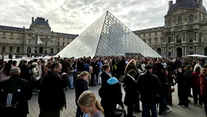 O femeie, inculpată în dosarul jafului de 88 de milioane de euro de la Muzeul Luvru