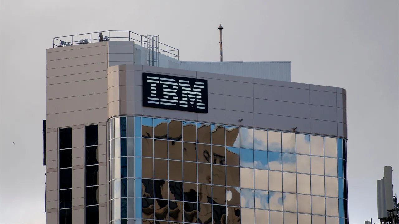 IBM reduce 3.900 de locuri de muncă şi prezintă o creştere anuală a veniturilor mai slabă decât în 2022