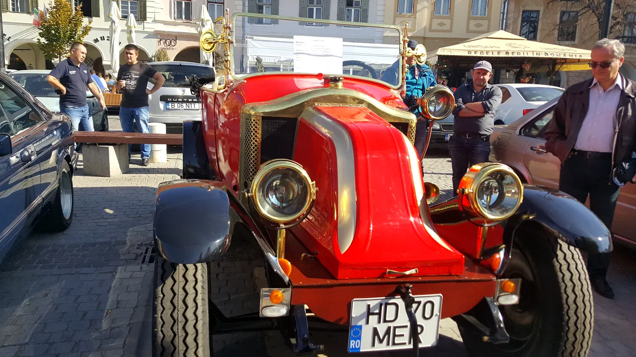 Autoturism vechi de aproape 100 de ani, perfect funcţional, la Retro Parada Toamnei, în Sibiu / 