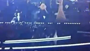 Christina Aguilera a căzut pe scenă la gala Premiilor Grammy - VIDEO