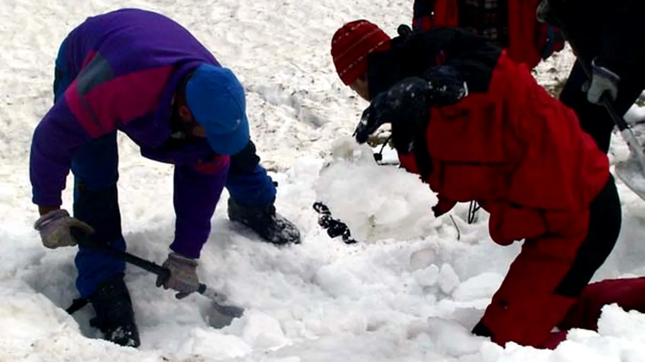 Schiorul surprins de avalanşă în Munţii Făgăraş a fost găsit mort - VIDEO