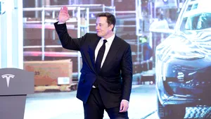 Statuia lui Elon Musk sau cum arată bătălia dintre cele două oraşe ce-şi dispută viitoarea fabrică Tesla