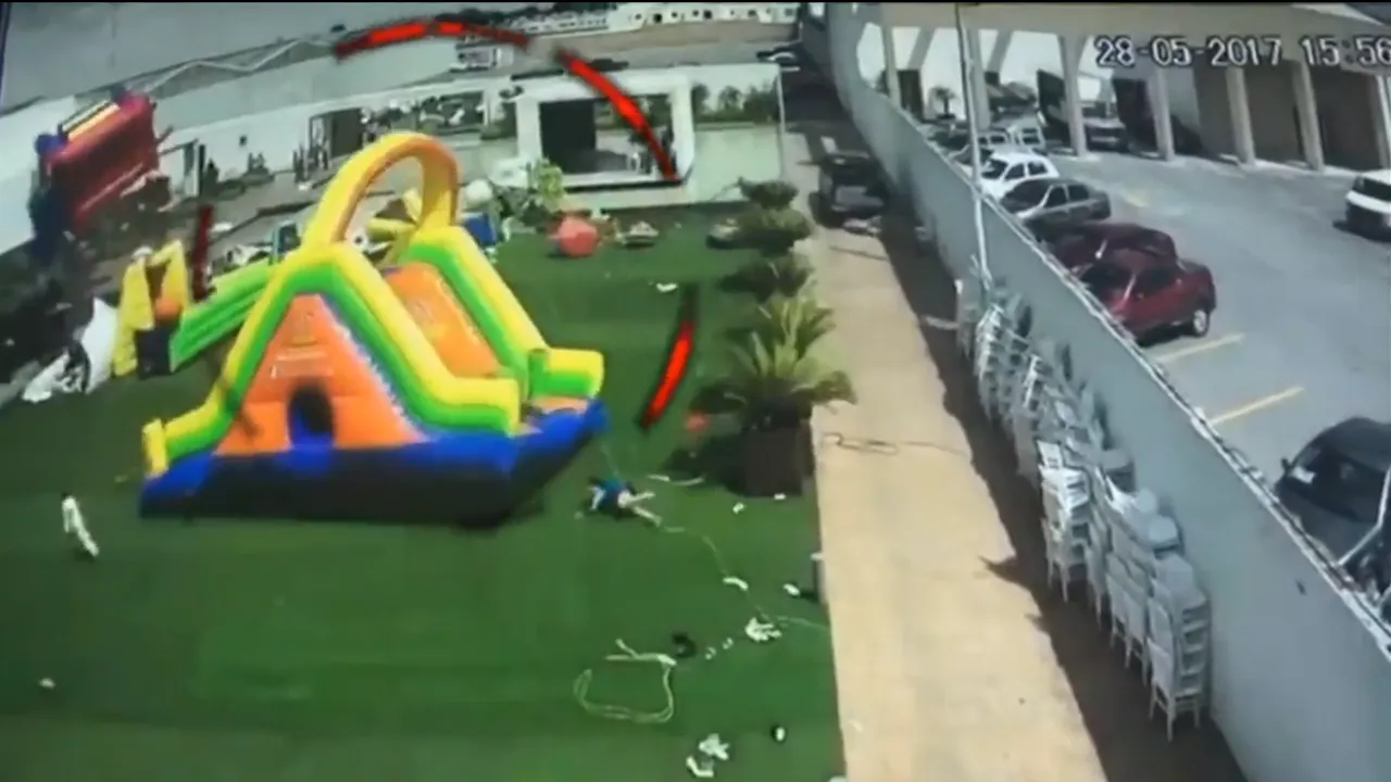 VIDEO Patru copii RĂNIŢI, după ce castelul gonflabil în care se jucau a fost luat de vânt 