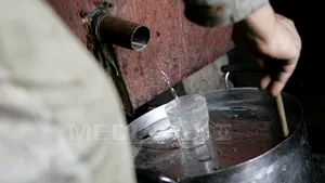 Tulceni cercetaţi după ce au făcut ţuică din merele destinate elevilor prin programul Lapte şi corn