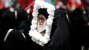 Iran: Fiii lui Ali Khamenei plâng în fața sicriului tatălui lor. Mojtaba este încă absent