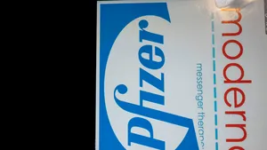 Un bărbat vaccinat cu Pfizer a primit din greşeală la rapel o doză Moderna. Acuzaţii de muşamalizare a cazului