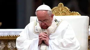Papa a părăsit insula Lesbos, însoţit de 12 refugiaţi sirieni pe care îi va găzdui în Vatican