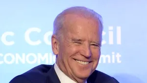 Vicepreşedintele SUA Joseph Biden, surprins ţinând în gură suzeta nepoţelului lui Michael Bloomberg - FOTO