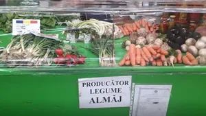 Tarabele dintr-o piaţa centrală din România, acoperite cu folii de protecţie, de teama coronavirusului