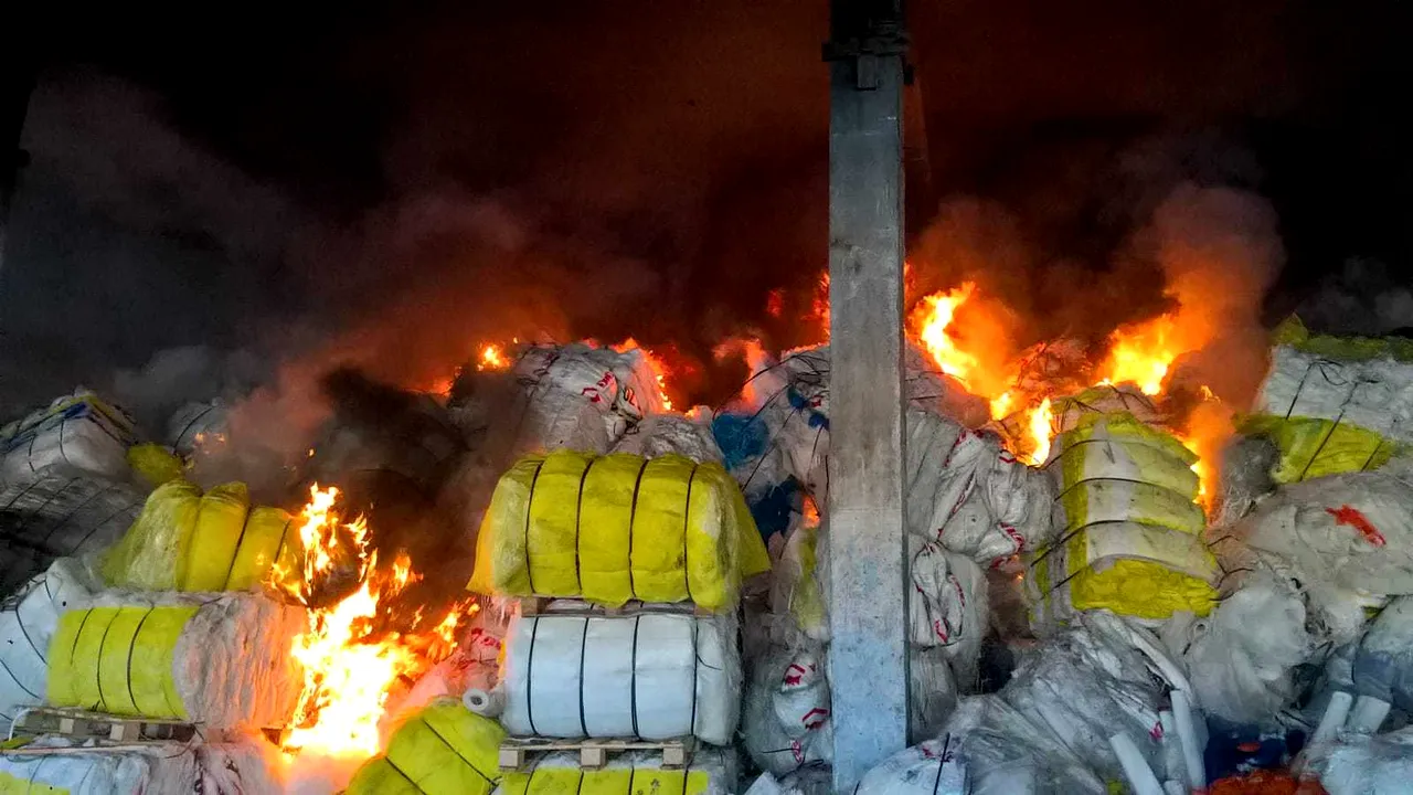 Incendiu puternic la o hală unde sunt depozitate deşeuri de fibră de sticlă, în Vaslui. 