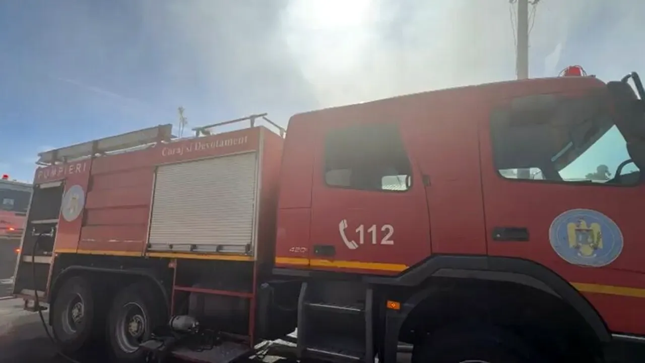 Incendiu într-un apartament din Câmpina. O femeie a fost găsită, inconștientă de pompieri și a fost transportată la spital