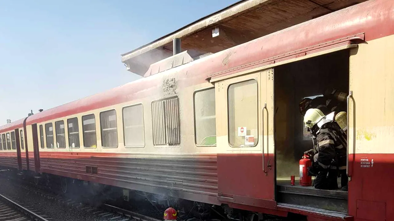 Incendiu într-un tren privat, la Timişoara. Pompierii militari au intervenit pentru stingerea focului | FOTO