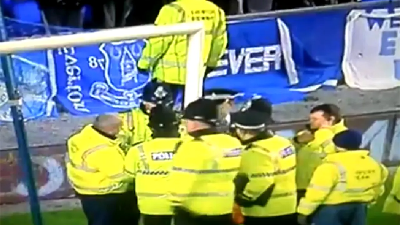 Scenă inedită la un meci de fotbal: Un bărbat s-a legat de poartă cu cătuşe, la partida Everton - Manchester City - VIDEO